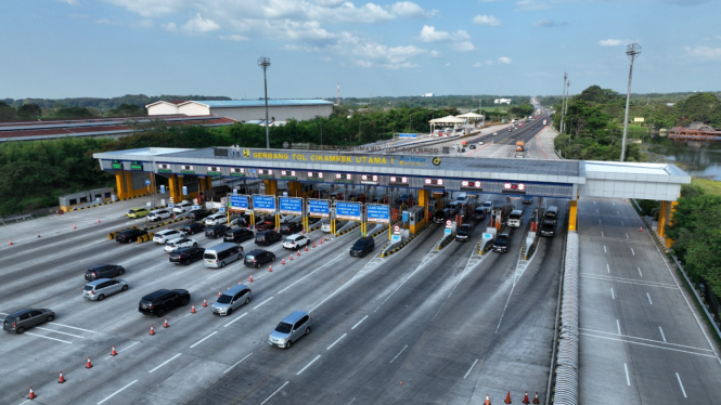 Suasana di Gerbang Tol Cikampek.