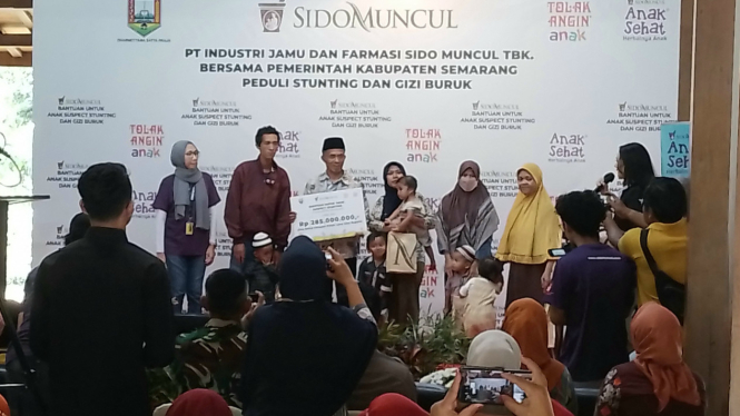 Penyaluran bantuan Sido Muncul untuk anak stunting di Semarang.