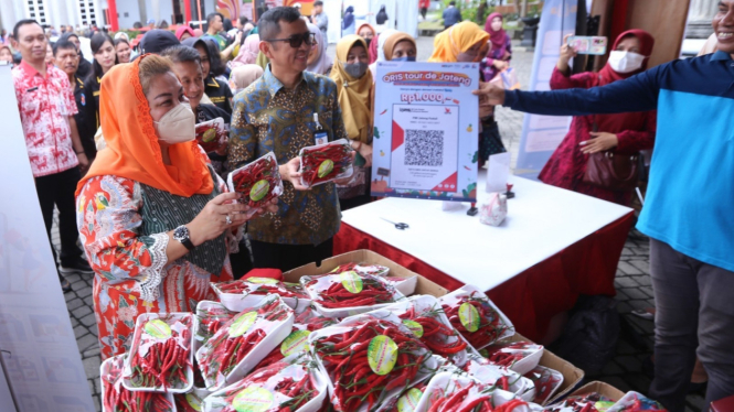 Walikota Semarang Mbak Ita cek pasar murah di Balai Kota.
