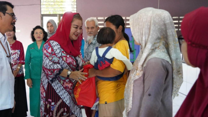 Walikota Semarang memberikan bantuan sembako kepada warganya.
