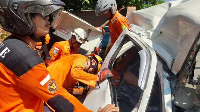 Tim SAR evakuasi sopir yang terjebak kabin.