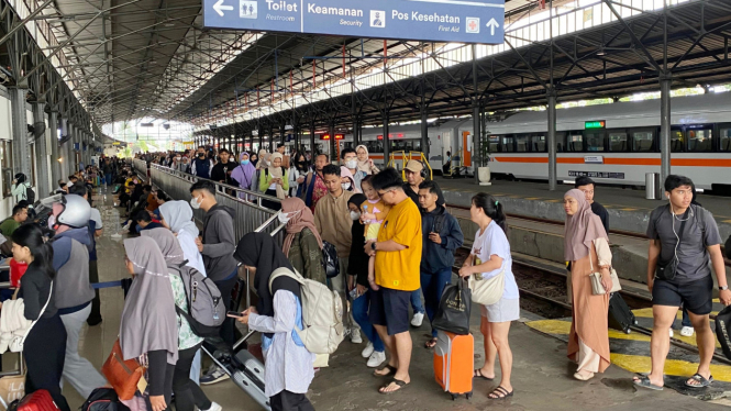 Penumpang mudik tiba di Stasiun Semarang Tawang.