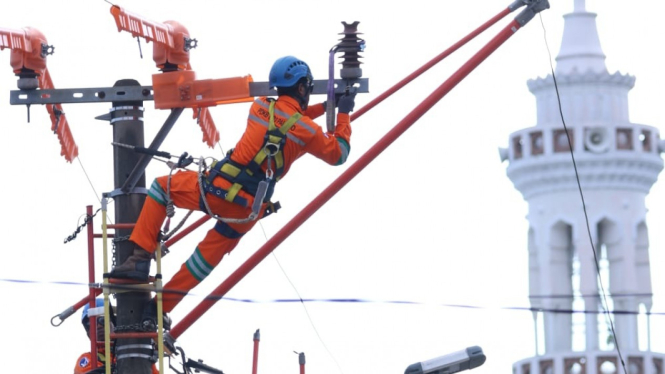 Petugas PLN amankan jaringan listrik.
