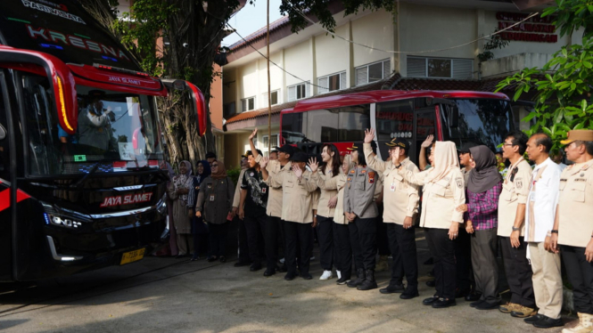Walikota Semarang lepas bus mudik gratis.