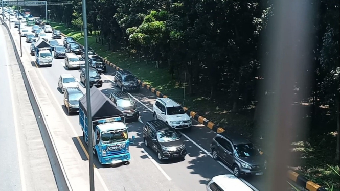 Macet arus mudik Lebaran 2024 di tol Semarang.