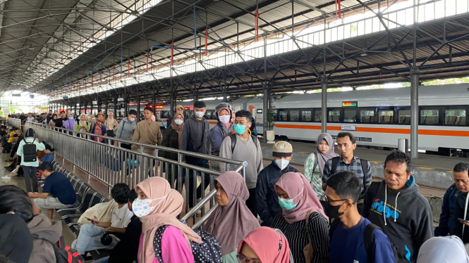 Suasana arus mudik di stasiun Semarang Tawang.