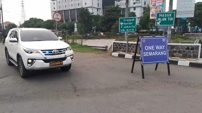 Polisi jaga jalur masuk tol yang ditutup untuk one way.