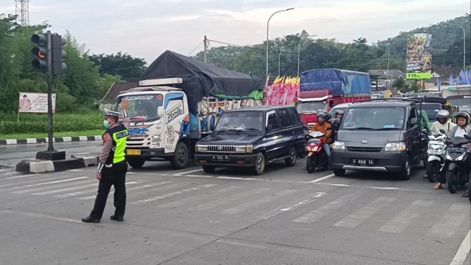 Satlantas Polres Semarang Lakukan Rekayasa Lalin Di Simpang Bawen