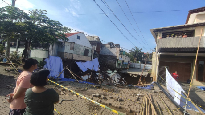 Rumah amblas menganga di Perum Permata Puri Semarang.