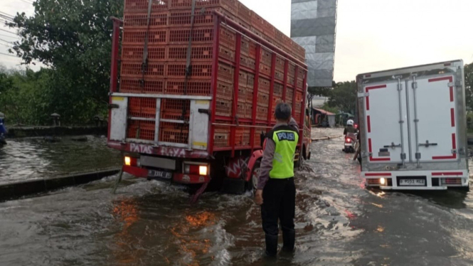 Jalan Kaligawe Semarang Masih Digenangi air setinggi 25 Cm