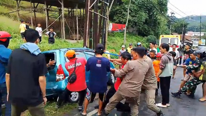 Petugas Evakuasi Kendaraan Kecelakaan di Tuntang. Kab. Semarang