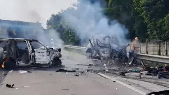 Grand Max yang terbakar di Tol Cikampek.