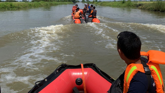 Tim SAR mencari korban tenggelam di Sungai Lobang Wedung Demak.
