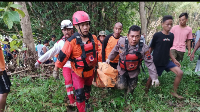 Tim SAR gabungan evakuasi korban di Sungai Suco Purwodadi.