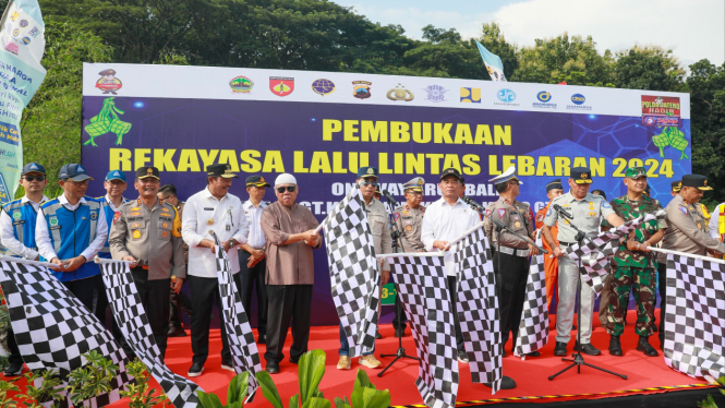 Pembukaan One Way arus balik Lebaran 2024 di GT Kalikangkung Semarang.