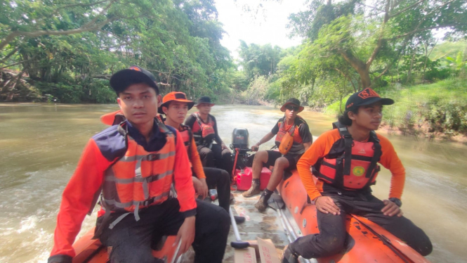 Tim SAR cari survivor di Sungai Sragi Pekalongan.