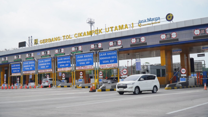 Gerbang tol Cikampek Utama.