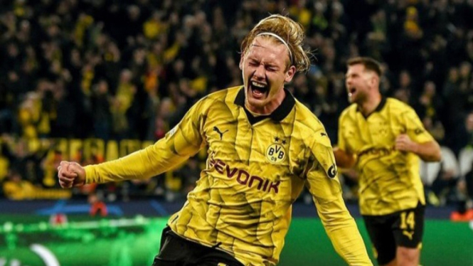 Pemain Dortmund Julian Brandt rayakan gol.