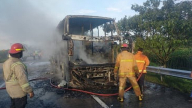Petugas padamkan bus Pahala Kencana di tol Jombang-Mojokerto.