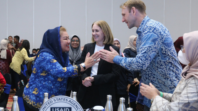 Wealikota Semarang berjabat tangan dengan Direktur USAID Indonesia.