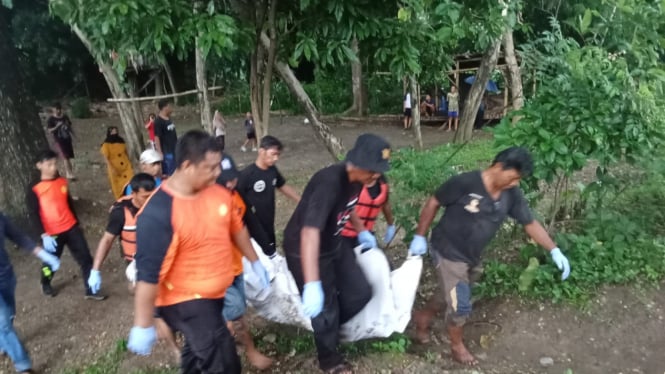 Tim SAR evakuasi korban di Bengawan Solo Klaten.