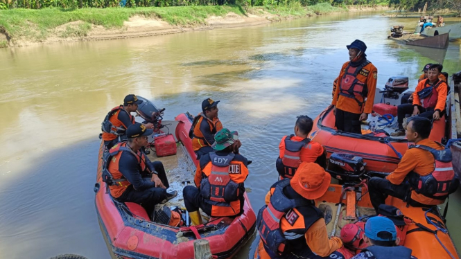 Tim SAR evakuasi korban di Sungai Tuntang Grobogan.