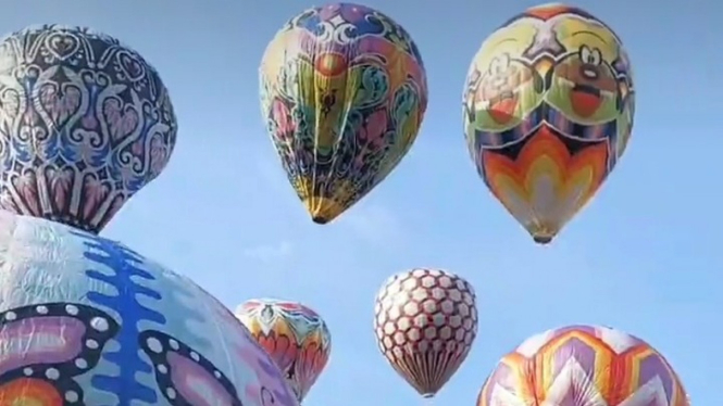 Ilustrasi balon udara diterbangkan dengan tali yang aman.