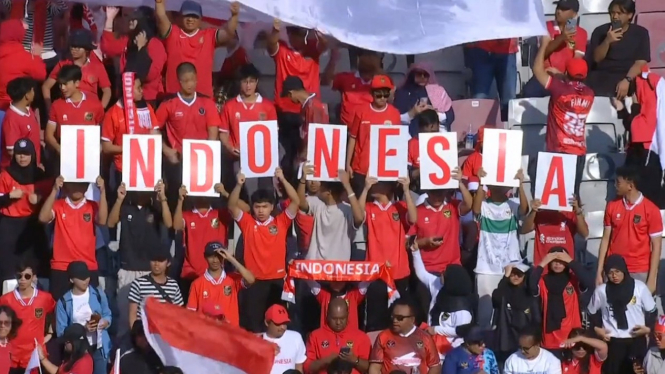 Suporter Indonesia rayakan kemenangan.