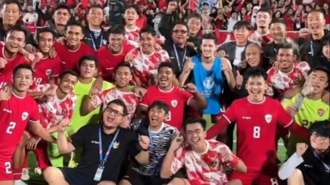 Timnas Indonesia U-23 merayakan kemenangan atas Yordania U-23.