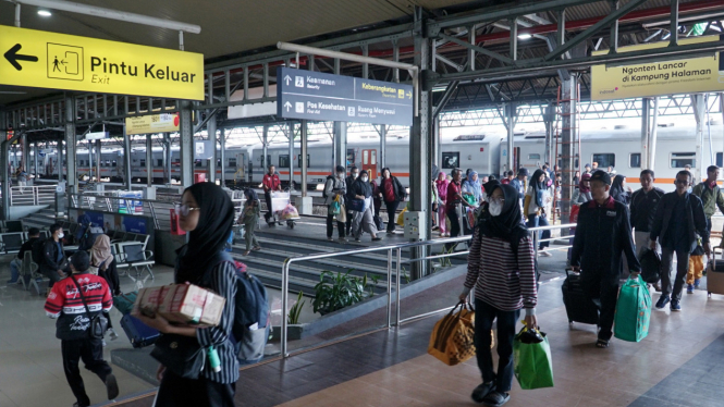 Suasana di Stasiun Semarang saat masa angkutan Lebaran 2024.
