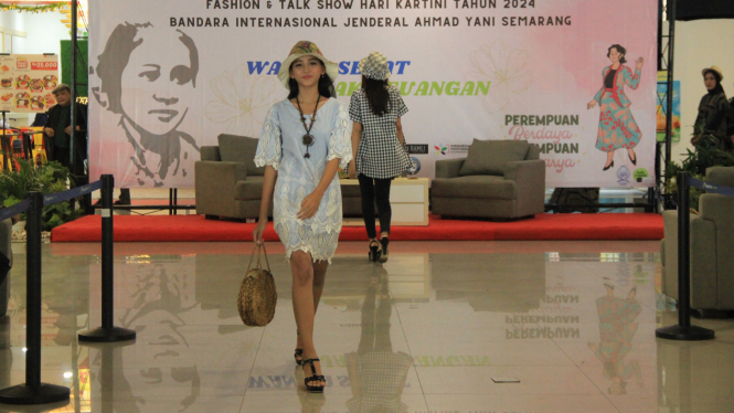 Fashion show Hari Kartini di Bandara Ahmad Yani Semarang.