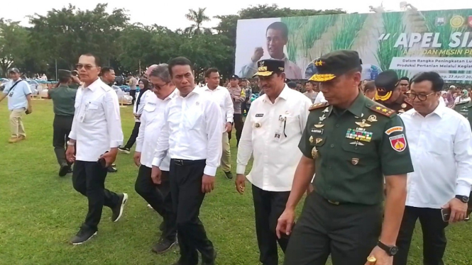 Pangdam IV Diponegoro dampingi Menteri Pertanian Apel Siaga.