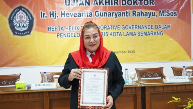 Wali Kota Semarang Hevearita setelah ujian Doktor di Undip.