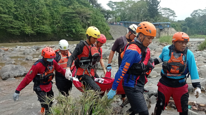 Tim SAR evakuasi korban hanyut di Sungai Serayu.