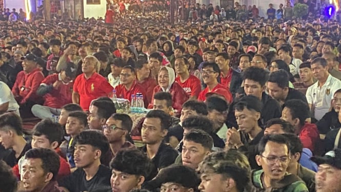 Wali Kota Semarang Mbak Ita di tengah ribuan suporter timnas.