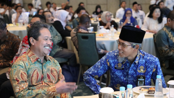 Menteri KKP Sakti Trenggono berbincang dengan Sekda Jateng.