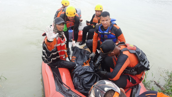 Tim SAR evakuasi di Sungai Banjir Kanal Timur Semarang.