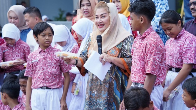 Wali Kota Semarang, Hevearita saat Kampanye Gemar Makan Ikan.