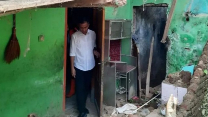 Pj Gubernur Jabar Bey Machmudin mengecek rumah rusak akibat gempa.