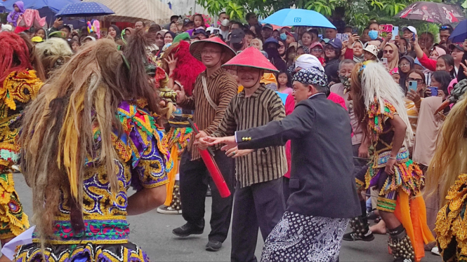 Bupati Semarang Ikut Menari Bersama Masyarakat Dalam Karnaval Budaya
