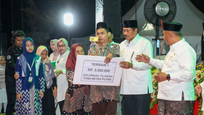 Pj Gubernur Jateng Nana Sudjana serahkan hadiah MTQ Jateng di Pati.