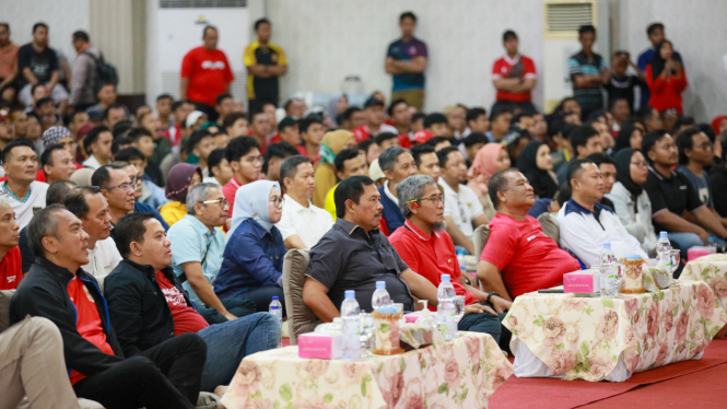 Pj Gubernur Jateng Nana Sudjana saat nobar Timnas IndonesiacU-23.