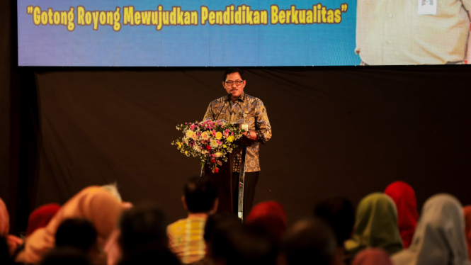 Pj Gubernur Jateng Nana Sudjana beri arahan kepala sekolah se Jateng.