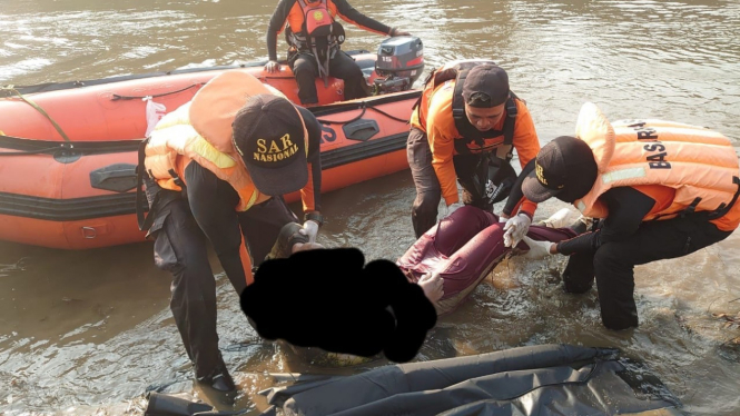 Tim SAR evakuasi korban di Sungai Bengawan Solo.