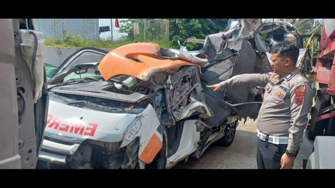 Ambulance PKS yang kecelakaan di jalan tol Semarang-Batang.