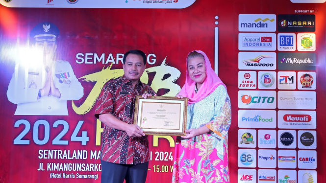 Wali Kota Semarang terima penghargaan penurunan TPT terbaik.