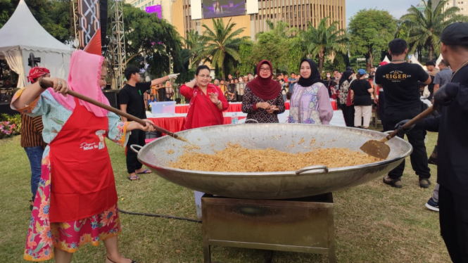 Wali Kota Semarang Mbak Ita memasak nasi goreng 477 porsi.