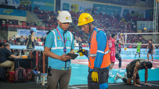 Petugas PLN saat gelaran Proliga di Semarang.