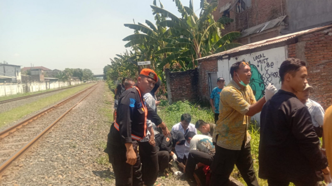 Petugas evakuasi korban tersambar KA Sembrani di Semarang.