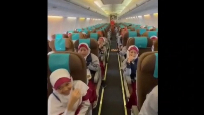 Suasana siswa SD Muhammadiyah Salatiga field trip pakai satu pesawat.
